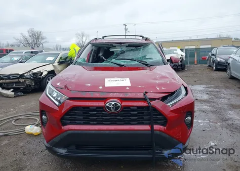 2020 Toyota Rav4 Xle z USA, uszkodzony, nr VIN 2T3P1RFV1LC136898
